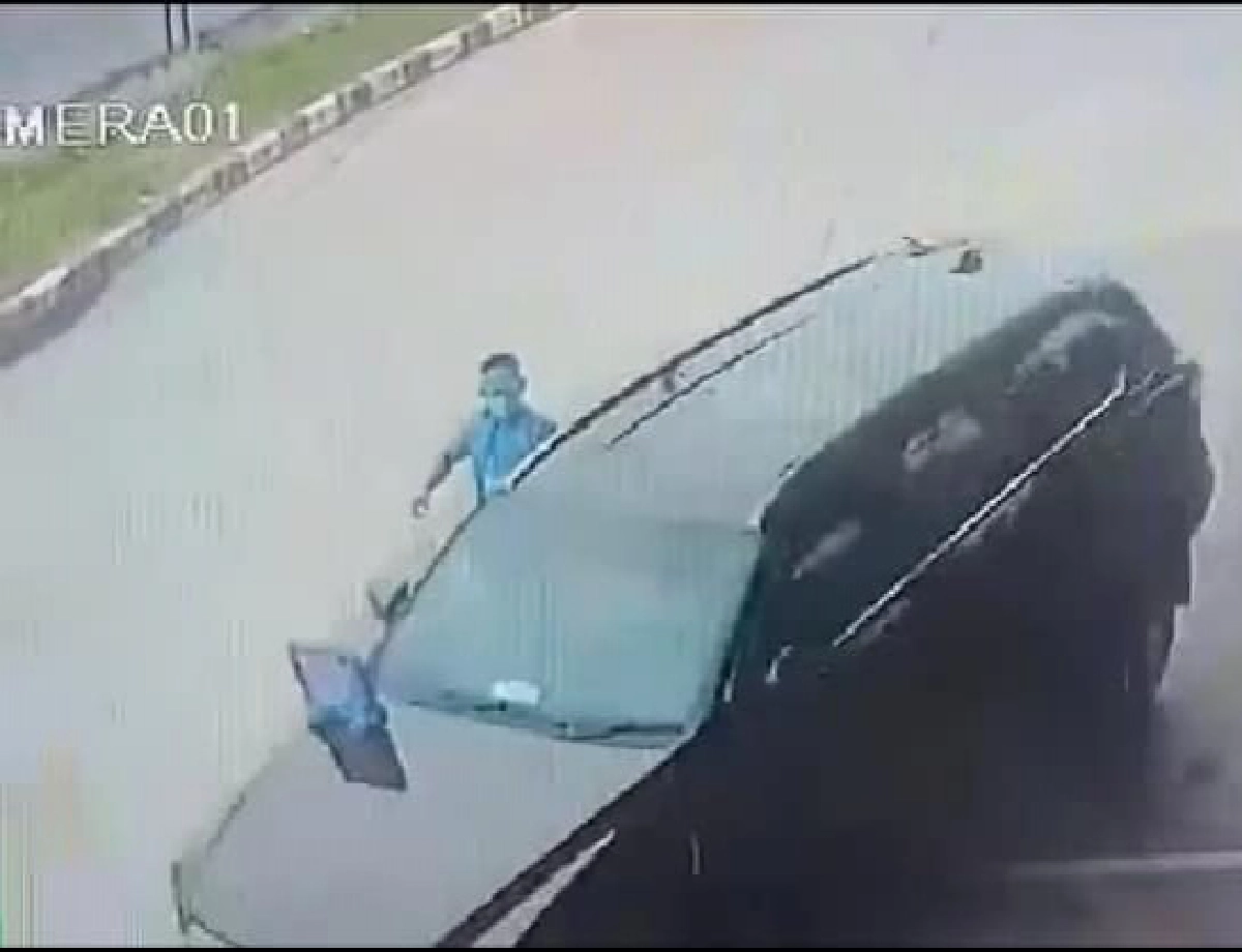 เป็นงง รถหรูป้ายแดงเติมน้ำมันไม่จ่ายเงิน แต่ให้ "ห่อหมก" มาแทน ก่อนรีบขับหนีอย่างไว