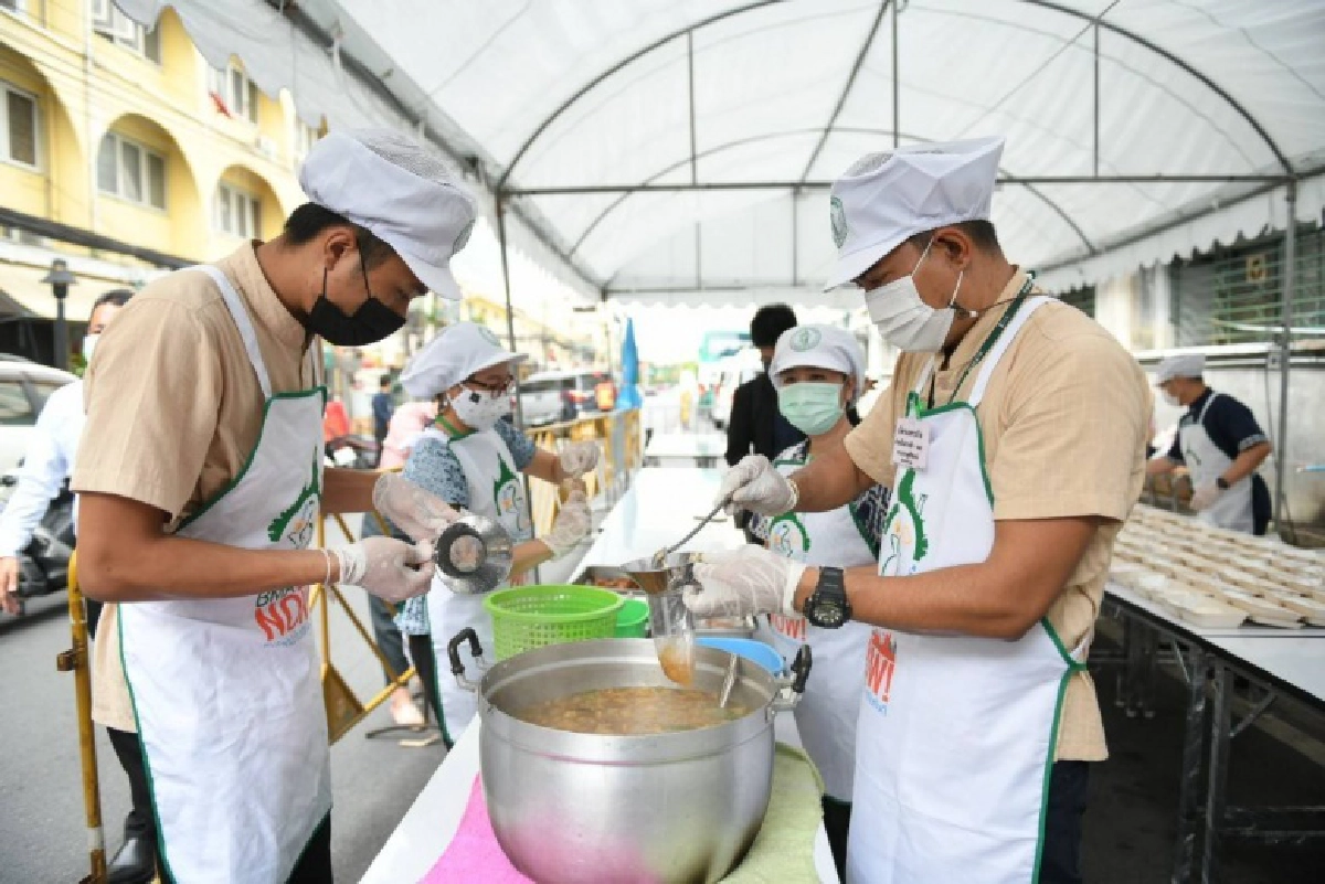 หวังช่วยลดภาระ ผู้ว่าฯกทม.ส่งตรงอาหารปรุงสดใหม่ 800 กล่อง ให้บุคลากรทางการแพทย์สู้โควิด