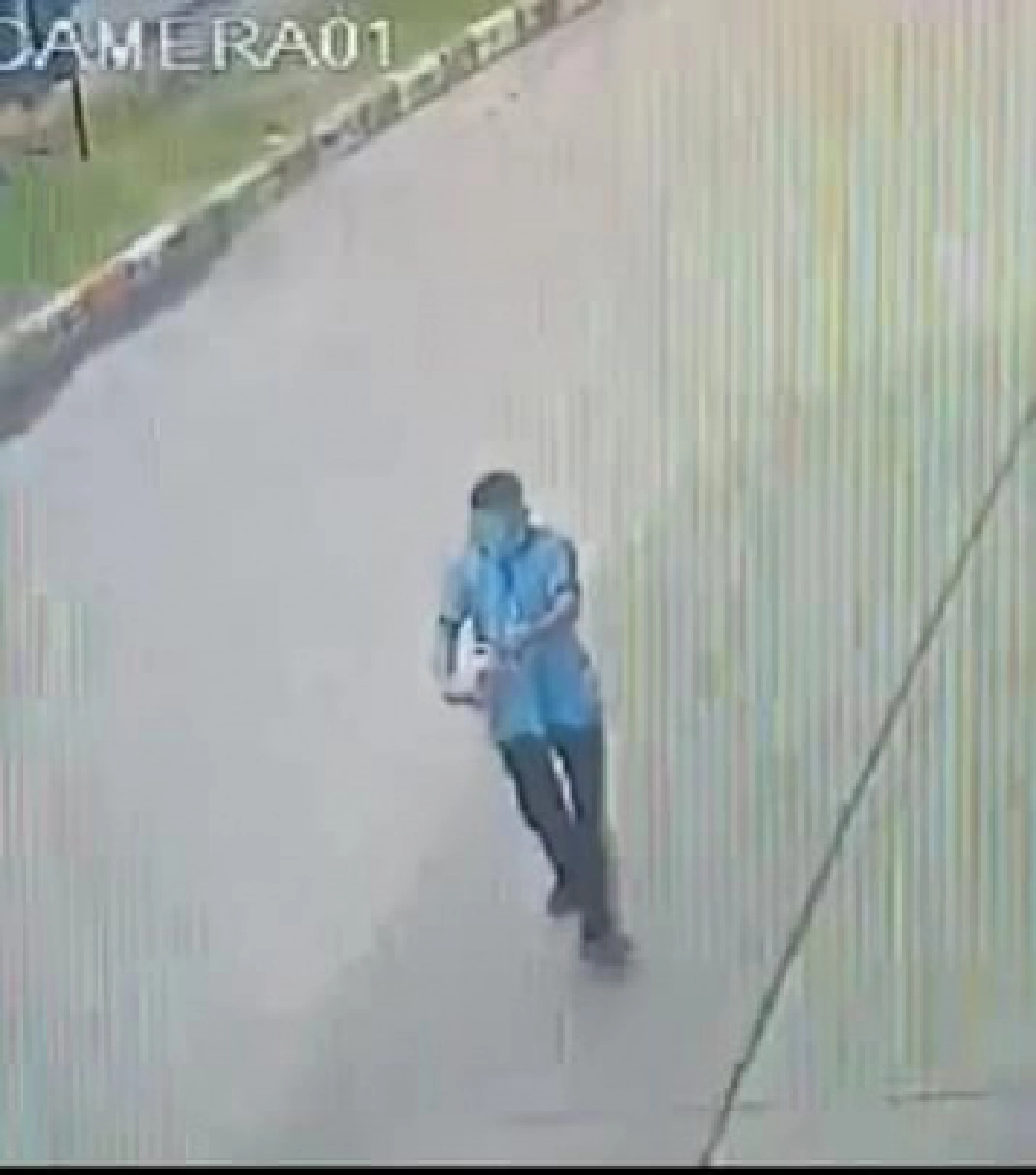 เป็นงง รถหรูป้ายแดงเติมน้ำมันไม่จ่ายเงิน แต่ให้ "ห่อหมก" มาแทน ก่อนรีบขับหนีอย่างไว