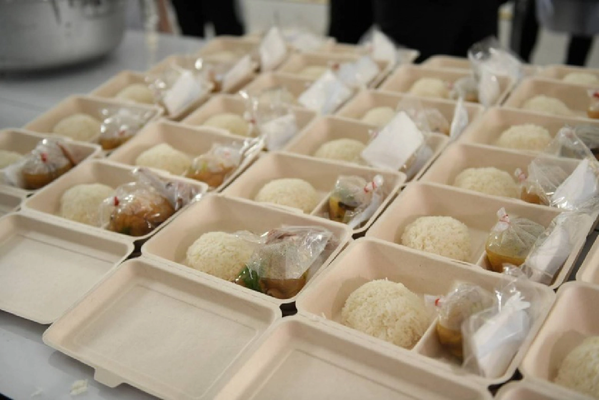 หวังช่วยลดภาระ ผู้ว่าฯกทม.ส่งตรงอาหารปรุงสดใหม่ 800 กล่อง ให้บุคลากรทางการแพทย์สู้โควิด