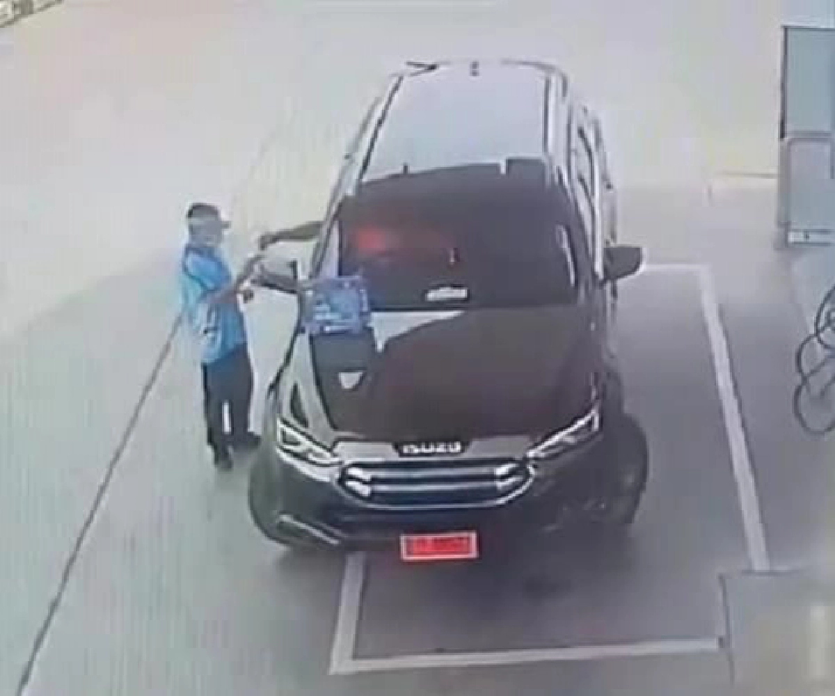 เป็นงง รถหรูป้ายแดงเติมน้ำมันไม่จ่ายเงิน แต่ให้ "ห่อหมก" มาแทน ก่อนรีบขับหนีอย่างไว