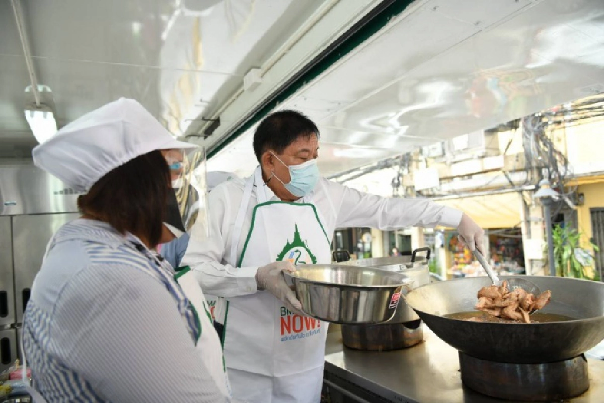 หวังช่วยลดภาระ ผู้ว่าฯกทม.ส่งตรงอาหารปรุงสดใหม่ 800 กล่อง ให้บุคลากรทางการแพทย์สู้โควิด