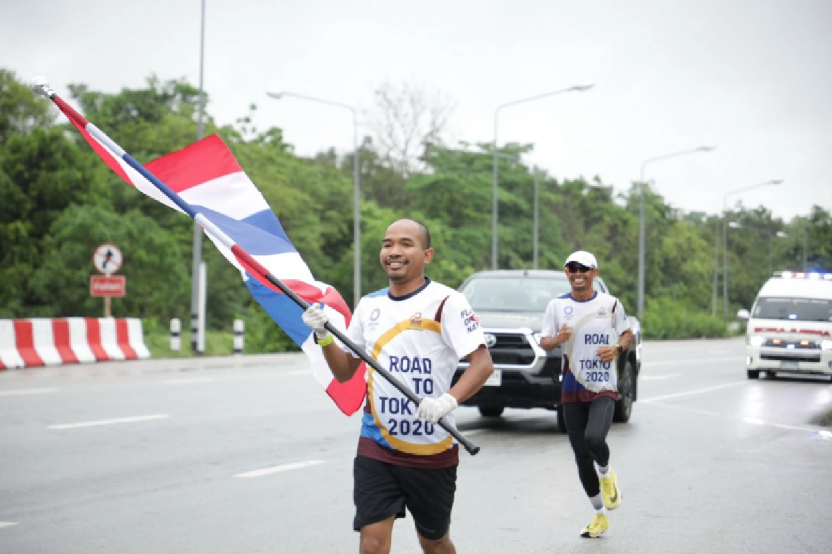 วิ่งธงชาติไทย วันที่ 34  ขบวนถึงอำเภอเถิน จังหวัดลำปาง 