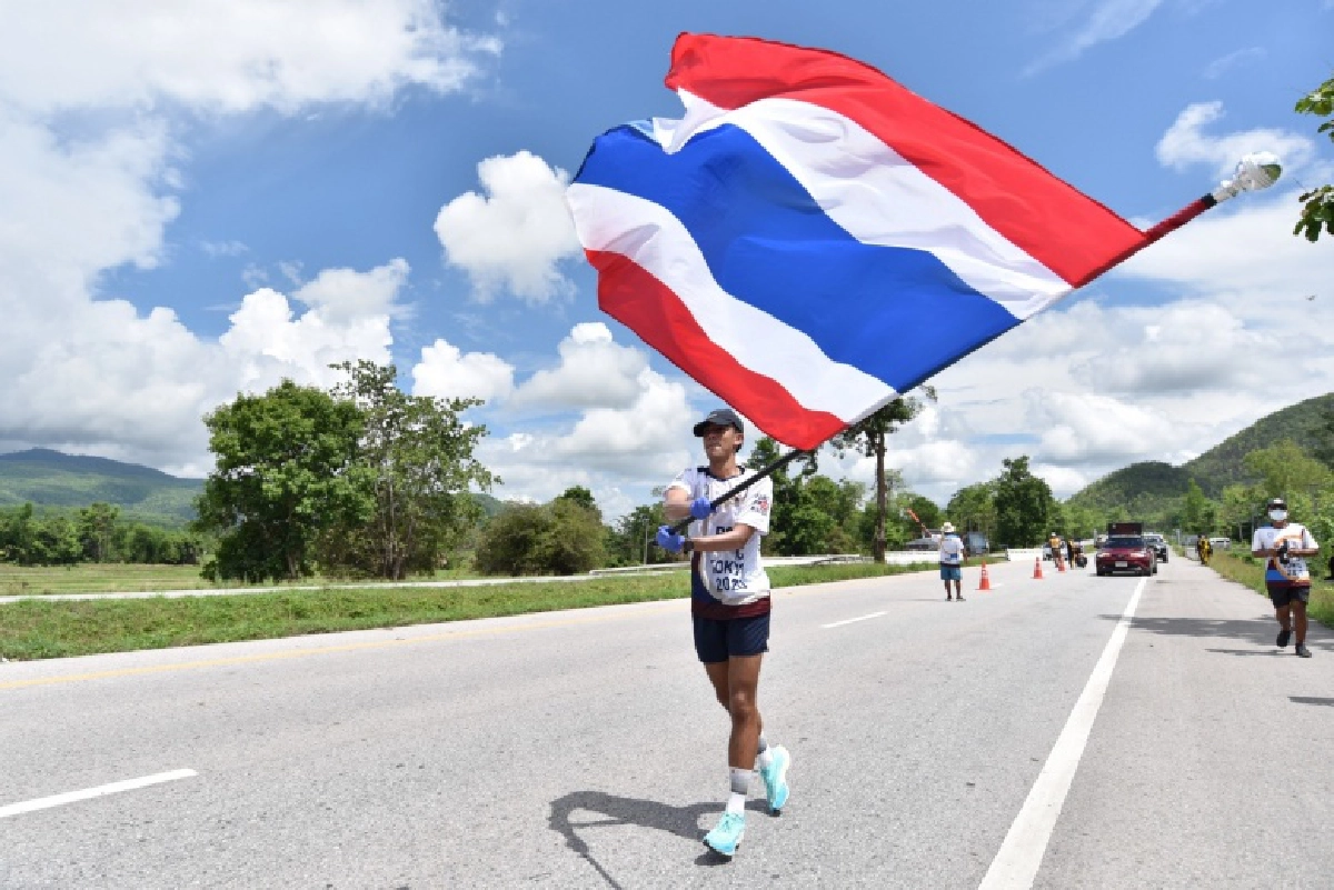 วิ่งธงชาติไทย วันที่ 34  ขบวนถึงอำเภอเถิน จังหวัดลำปาง 