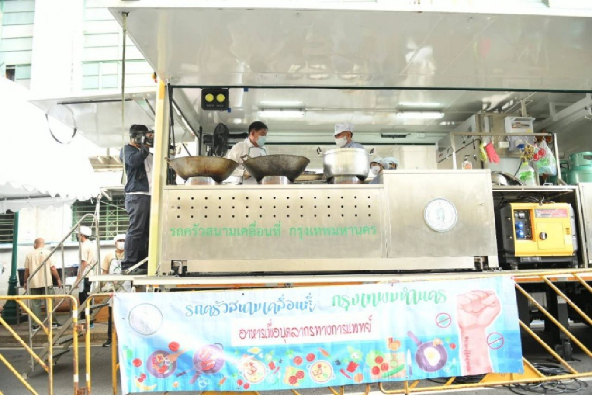 หวังช่วยลดภาระ ผู้ว่าฯกทม.ส่งตรงอาหารปรุงสดใหม่ 800 กล่อง ให้บุคลากรทางการแพทย์สู้โควิด