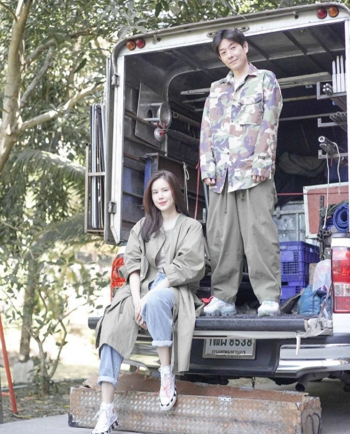 "เจี๊ยบ-บอย" ส่งรถพุ่มพวง ช่วยเหลือผู้เดือดร้อนจากโควิด–19 พร้อมแจ้งพิกัดวันนี้ 