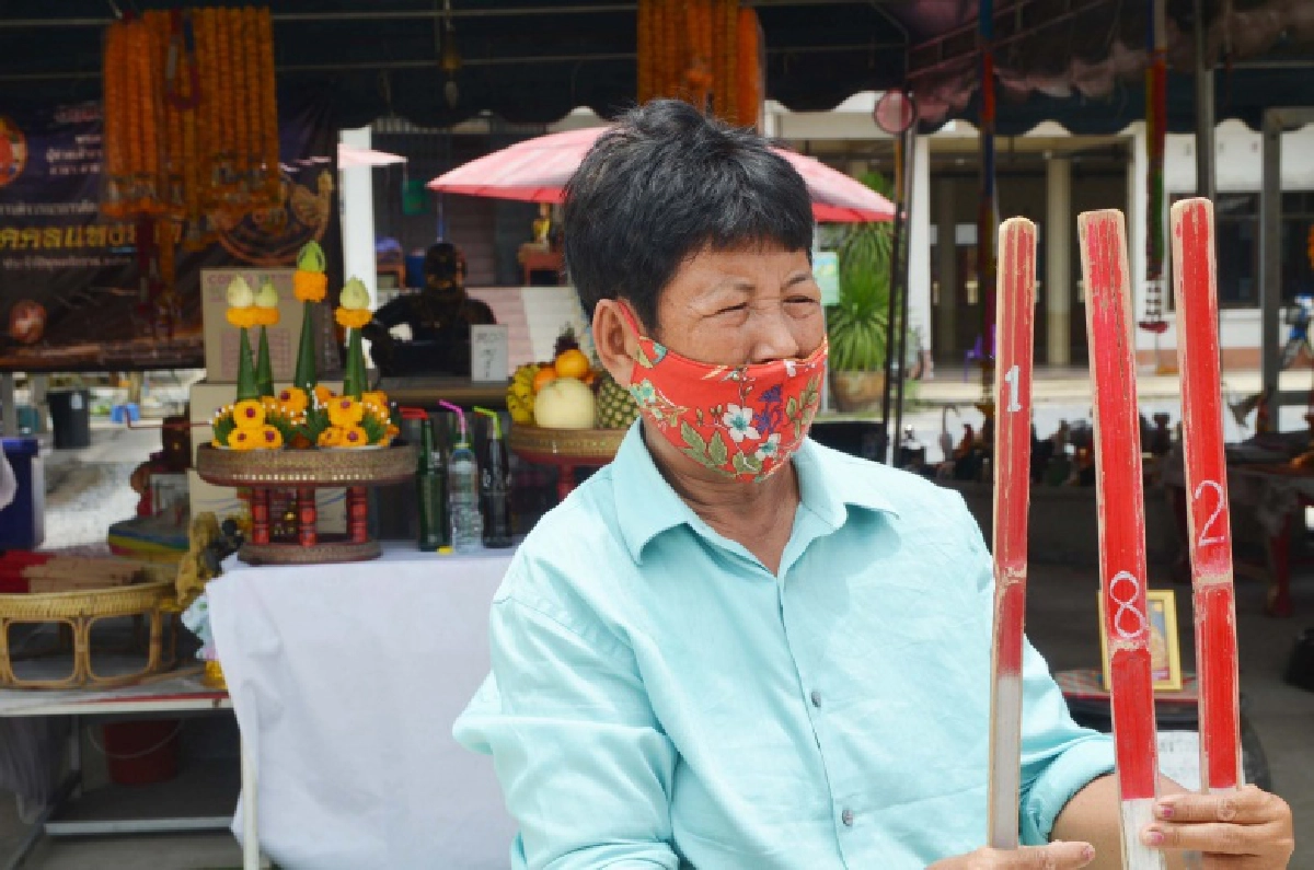 คอหวยแห่ส่องเลขลุ้นโชควัดดังเมืองขุนแผน