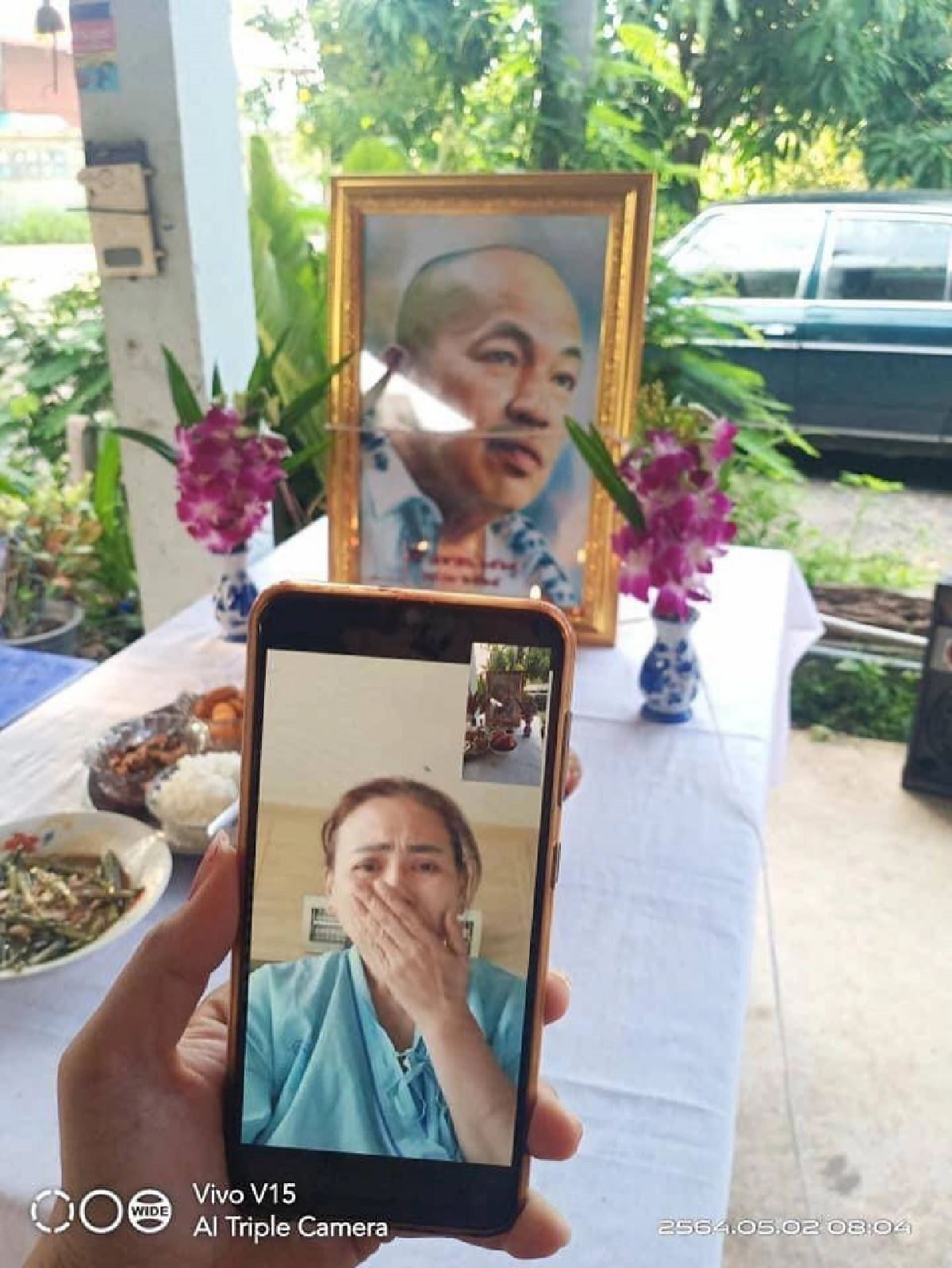 สุดเศร้า "แม่เอ๋" ภรรยา "ค่อม ชวนชื่น" ร่ำไห้ ร่วมพิธีทำบุญสามี
