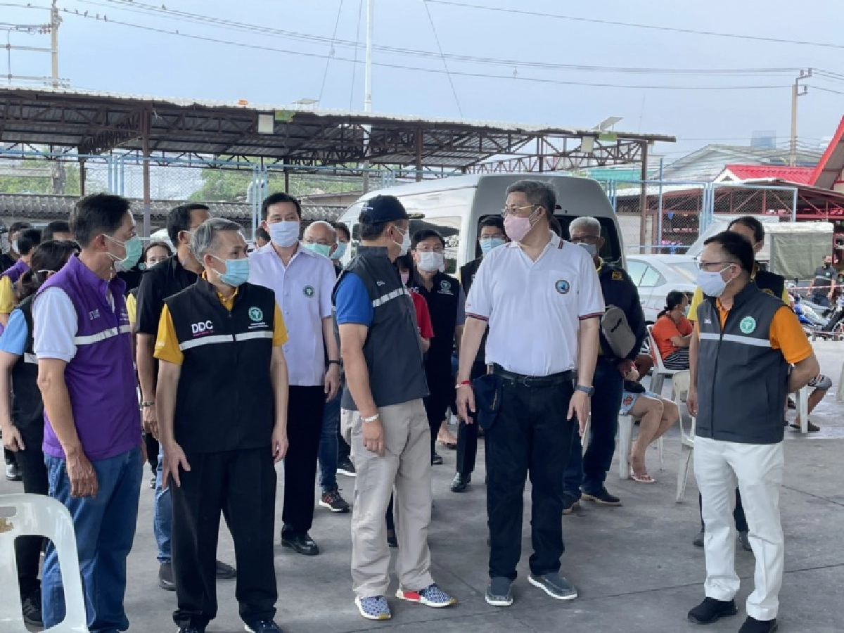 "รองนายก" ลงพื้นที่ชุมชนคลองเตย