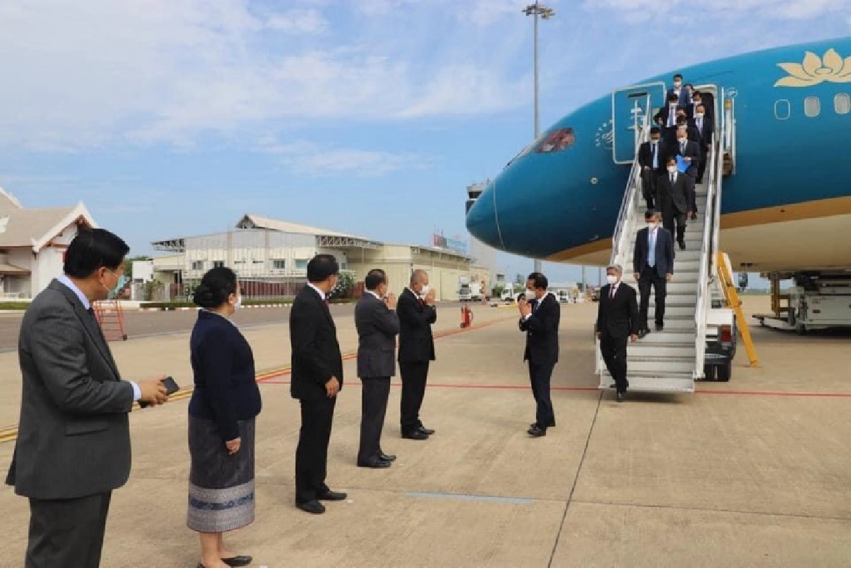 หมอบินด่วน 'จีน-เวียดนาม' ช่วยลาวสกัดโควิด