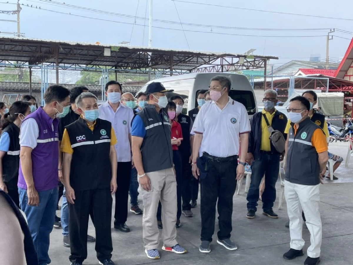 "รองนายก" ลงพื้นที่ชุมชนคลองเตย