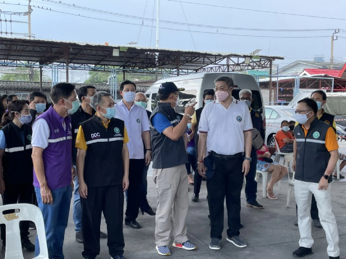 "รองนายก" ลงพื้นที่ชุมชนคลองเตย