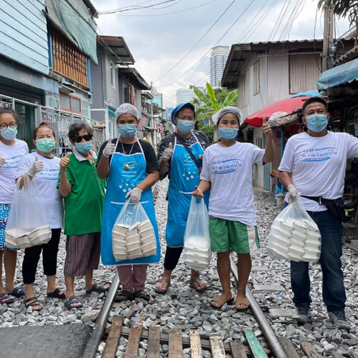 ปธ.สิงห์เจ้าท่า มอบความช่วยเหลือ43 ชุมชนคลองเตย -เพจสโมสรอัดคลิปให้กำลังใจสู้โควิด