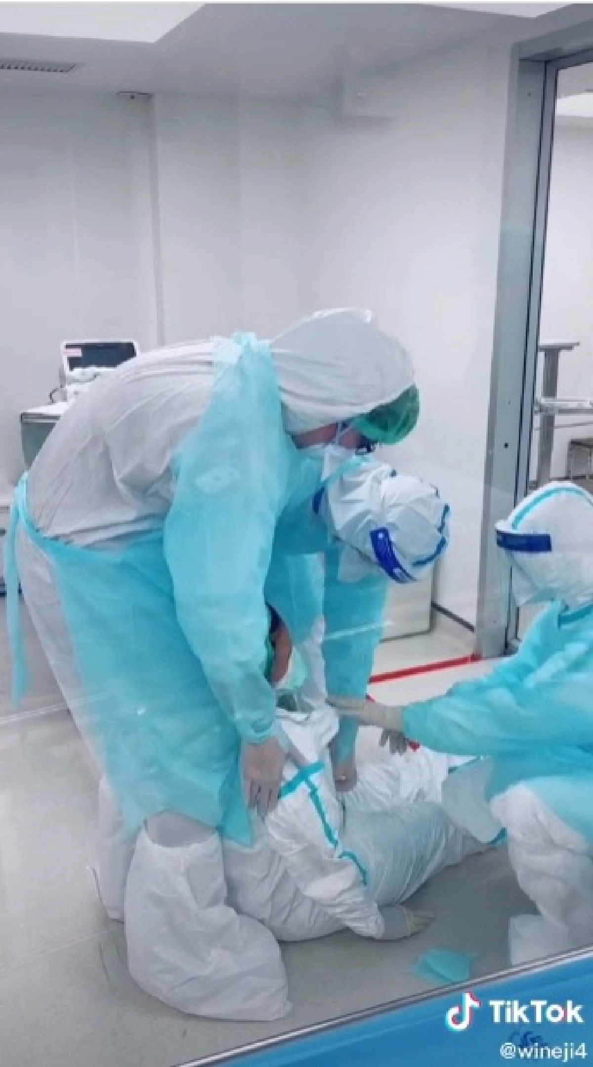 โซเชียลแห่ส่งกำลังใจ หลังเห็นคลิปหมอพยาบาลใส่ชุด PPE ให้ผู้ป่วยโควิด มันไม่ง่ายเลยจริงๆ