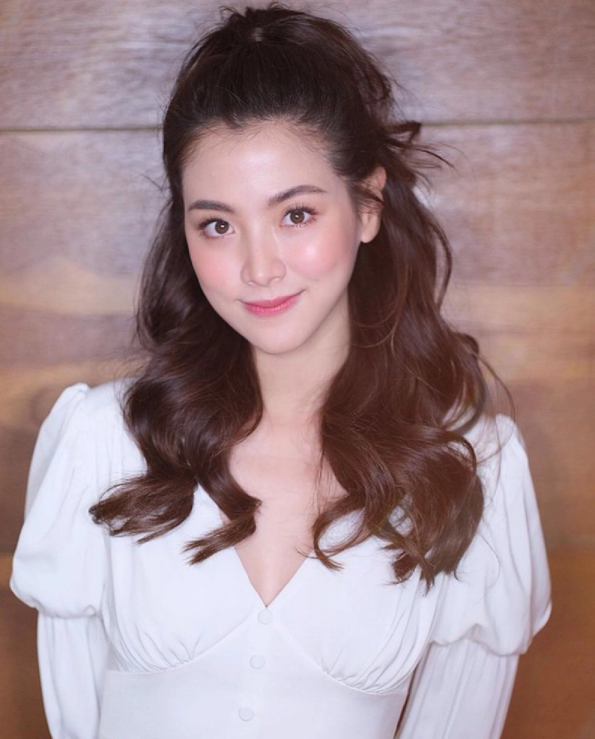 ช่วยแพทย์สู้โควิด "ใบเฟิร์น พิมพ์ชนก" มอบเครื่องช่วยหายใจ 3 เครื่อง ให้ศูนย์การแพทย์ มศว.องครักษ์