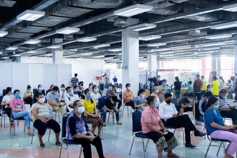 บ่มีอั้น ลาวตะลุมบอน ฉีดวัคซีนโควิด