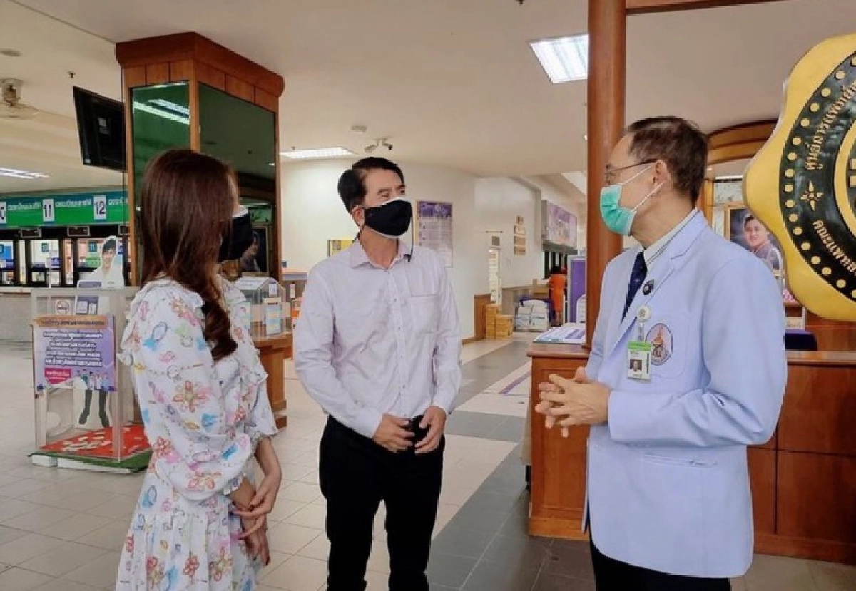 ช่วยแพทย์สู้โควิด "ใบเฟิร์น พิมพ์ชนก" มอบเครื่องช่วยหายใจ 3 เครื่อง ให้ศูนย์การแพทย์ มศว.องครักษ์