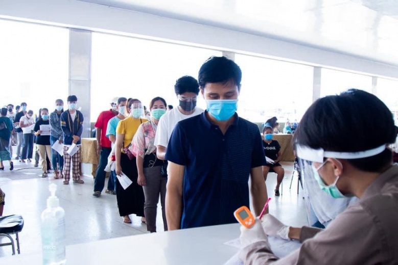 บ่มีอั้น ลาวตะลุมบอน ฉีดวัคซีนโควิด