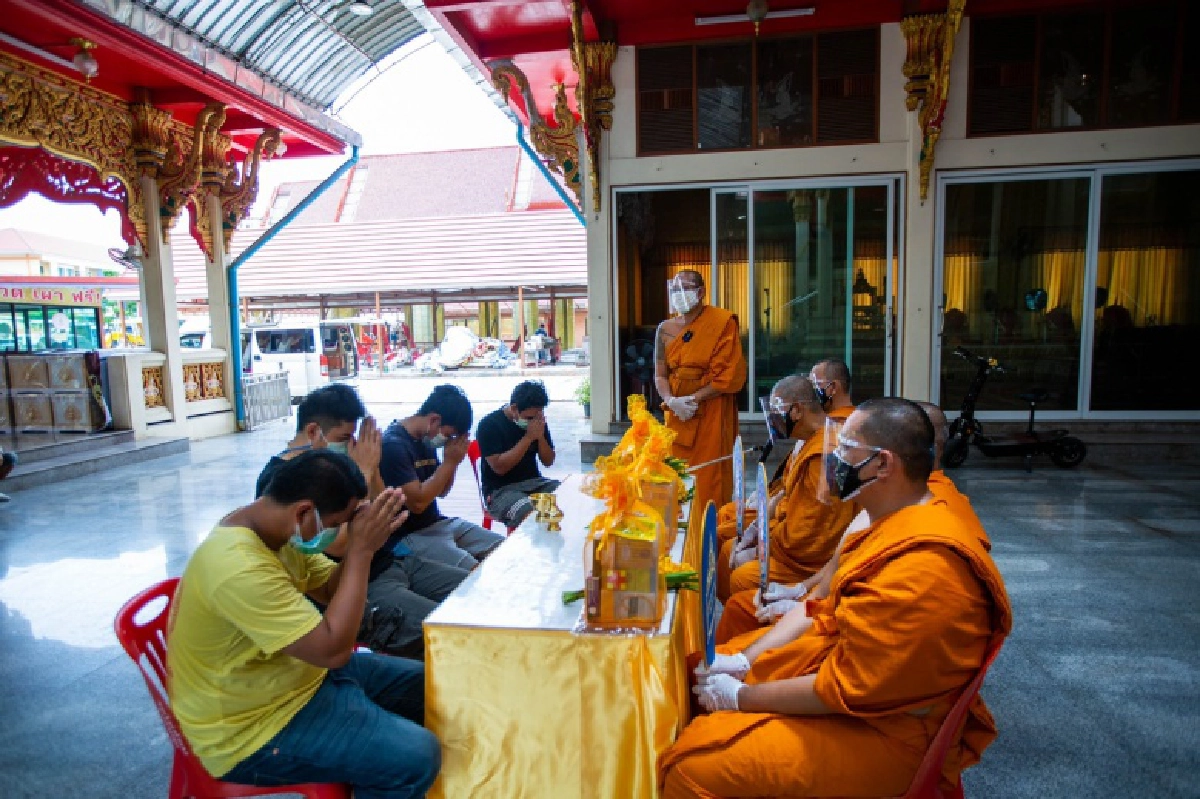 น่าหดหู่ ลูกชายฝากเจ้าหน้าที่โรงพยาบาลช่วยเผาศพพ่อ  ไร้คนในครอบครัว เพราะทุกคนติดเชื้อ (มีคลิป)