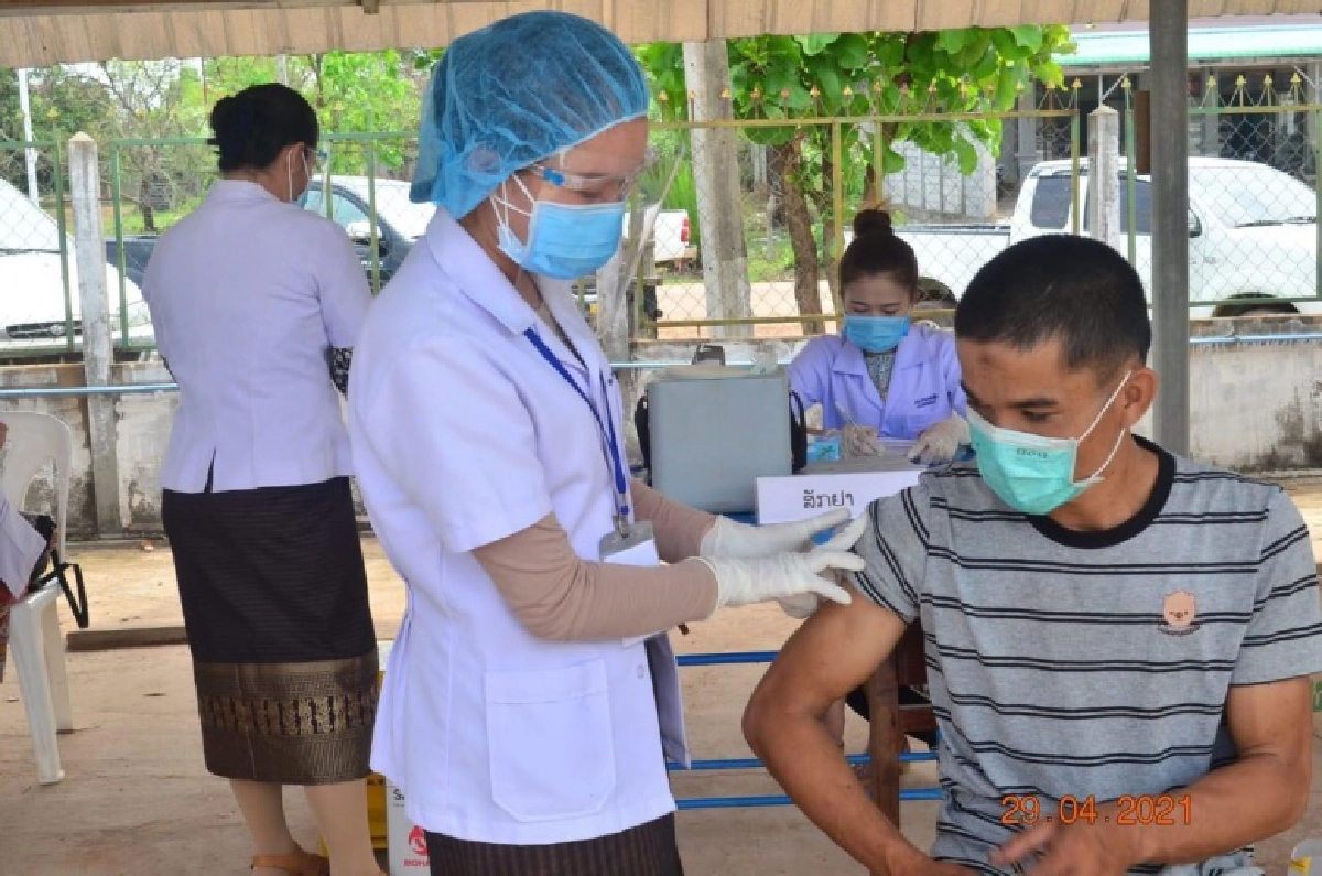 บ่มีอั้น ลาวตะลุมบอน ฉีดวัคซีนโควิด