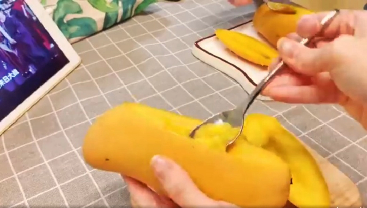 อิหยังเนี่ย ชาเลนจ์ใหม่มาแรงของชาวเน็ตจีน กินมะม่วงยังไงให้กลายเป็นหม้อไฟ