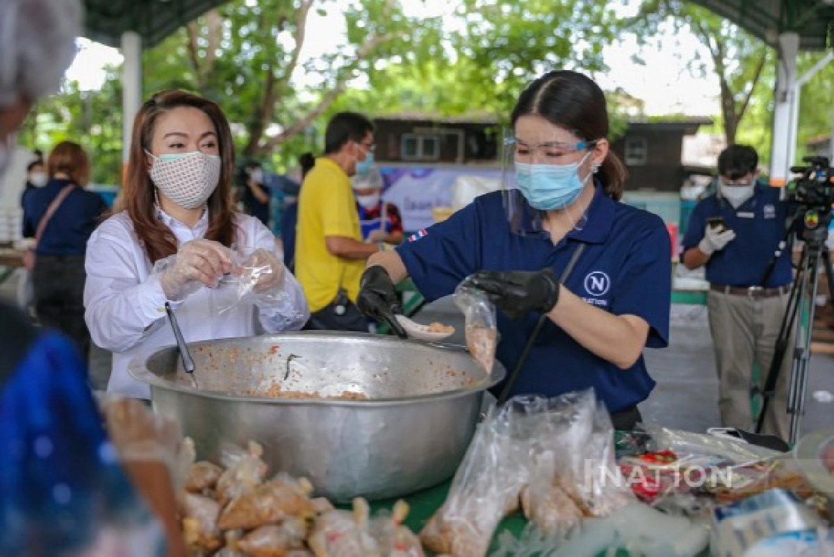 "ฉาย บุนนาค" นำผู้บริหาร-พนักงานเครือเนชั่นฯ  ตั้ง 'โรงครัวเนชั่นปันน้ำใจ' เป็นสะพานส่งมอบอาหารและสิ่งของให้ 7ชุมชนชาวคลองเตย