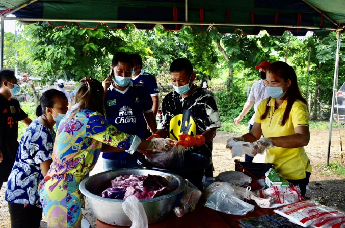 นครปฐม กลุ่มสิบหมื่นแจกหมูฟรี 830 กว่าโล ให้ชาวบ้านในสถานการณ์โควิด-19 ระบาดระลอก 3 