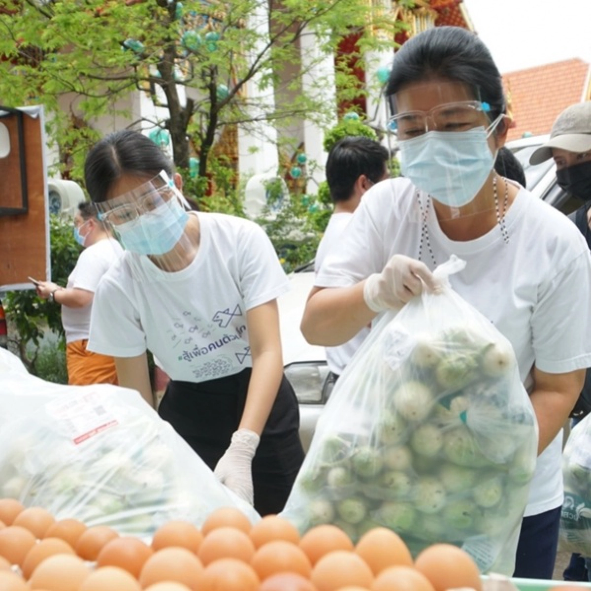 "คุณหญิงสุดารัตน์" นำทีมลุยช่วยชาวคลองเตยสู้โควิด-19 วอนรัฐ "อย่าปล่อยให้ประชาชนอดตาย"