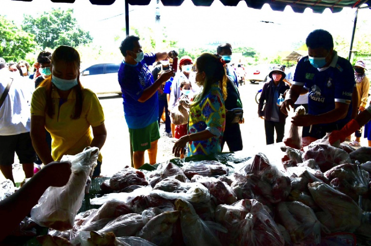 นครปฐม กลุ่มสิบหมื่นแจกหมูฟรี 830 กว่าโล ให้ชาวบ้านในสถานการณ์โควิด-19 ระบาดระลอก 3 