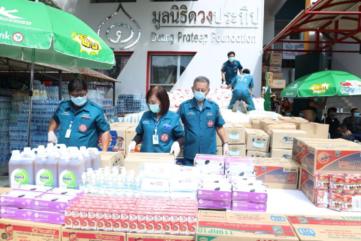 มูลนิธิป่อเต็กตึ๊ง "ส่งต่อน้ำใจไทย สู้ภัยโควิด-19" มอบเครื่องอุปโภคบริโภค เพื่อช่วยเหลือและส่งกำลังใจถึงชาวชุมชนคลองเตย 