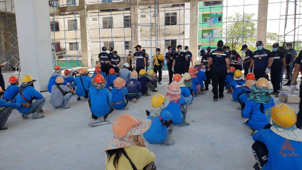 ตม.จับมือ 5 เสือแรงงาน ลุยตรวจต่างด้าวกลุ่มคนงานก่อสร้าง หลังผู้ว่าฯ สมุทรสาคร สั่งคุมเข้มทุกอาชีพ ป้องกันลักลอบเข้าเมืองผิดกฎหมาย