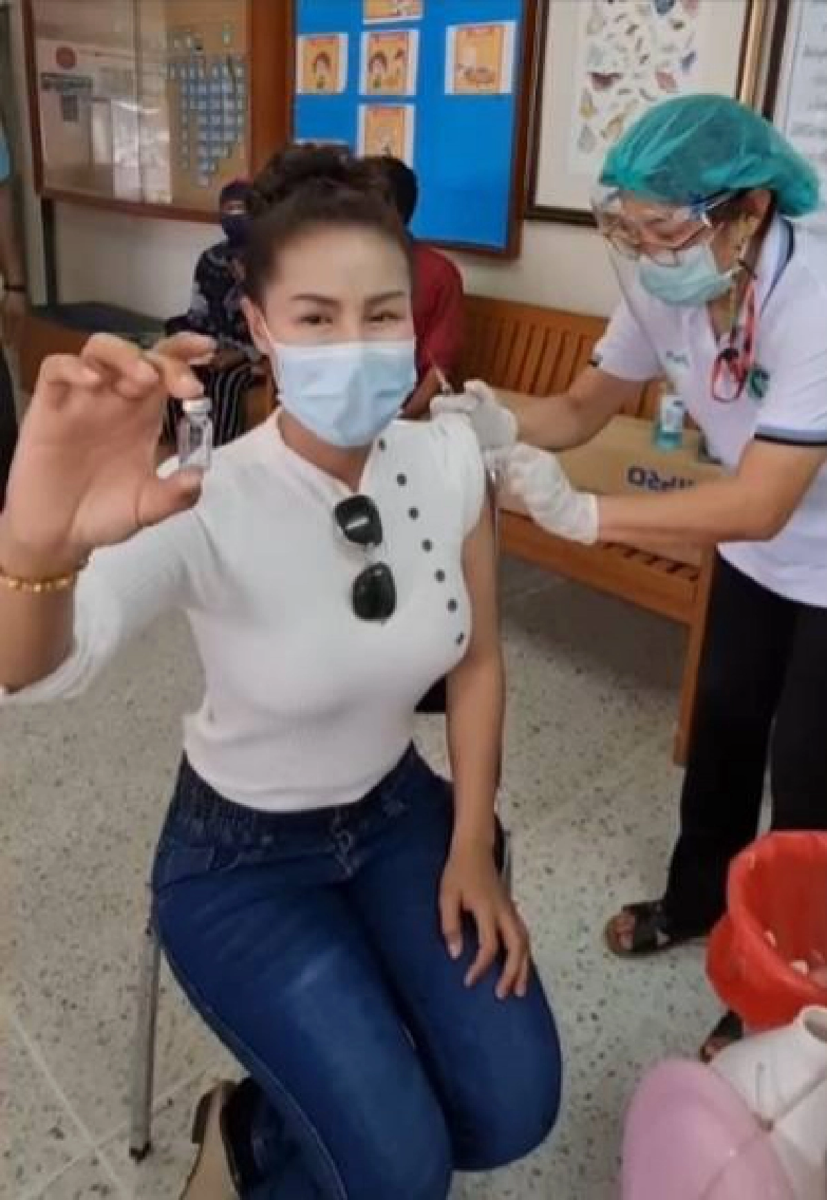 "หญิงลี ศรีจุมพล" ฉีดวัคซีน ซิโนแวค เข็มแรก ต้านโควิด