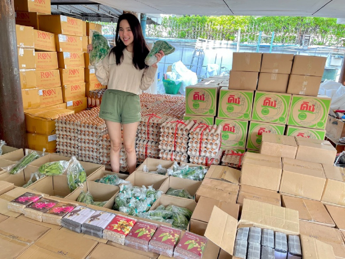 "ตั๊ก บงกช" จัดข้าวสาร 1000 แพ็คอาหารยังชีพช่วยเหลือชาวคลองเตย