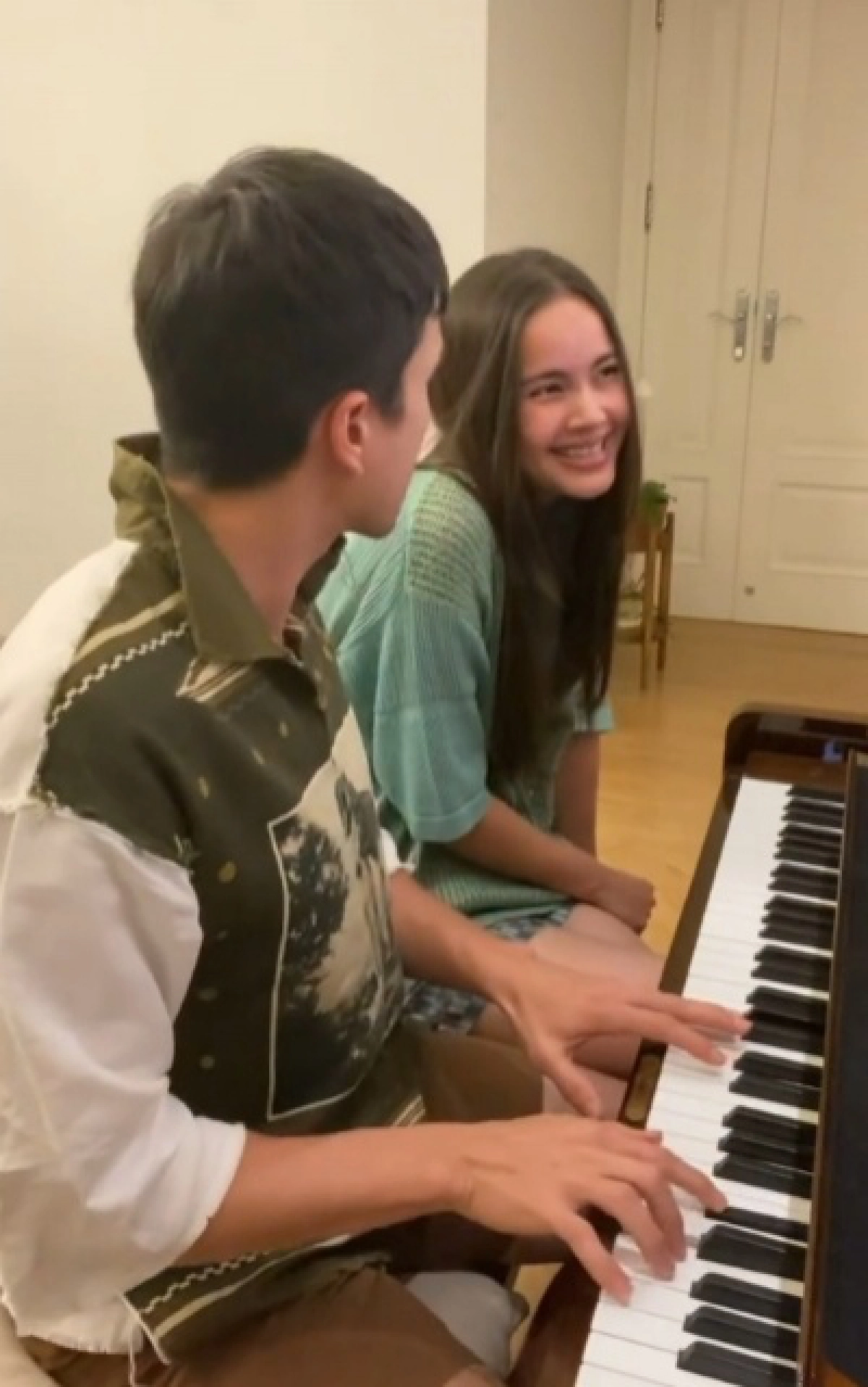  "ญาญ่า" นั่งร้องเพลงเคียงข้าง "ณเดชน์" เล่นเปียโน หวานซีรีส์เกาหลียังแพ้