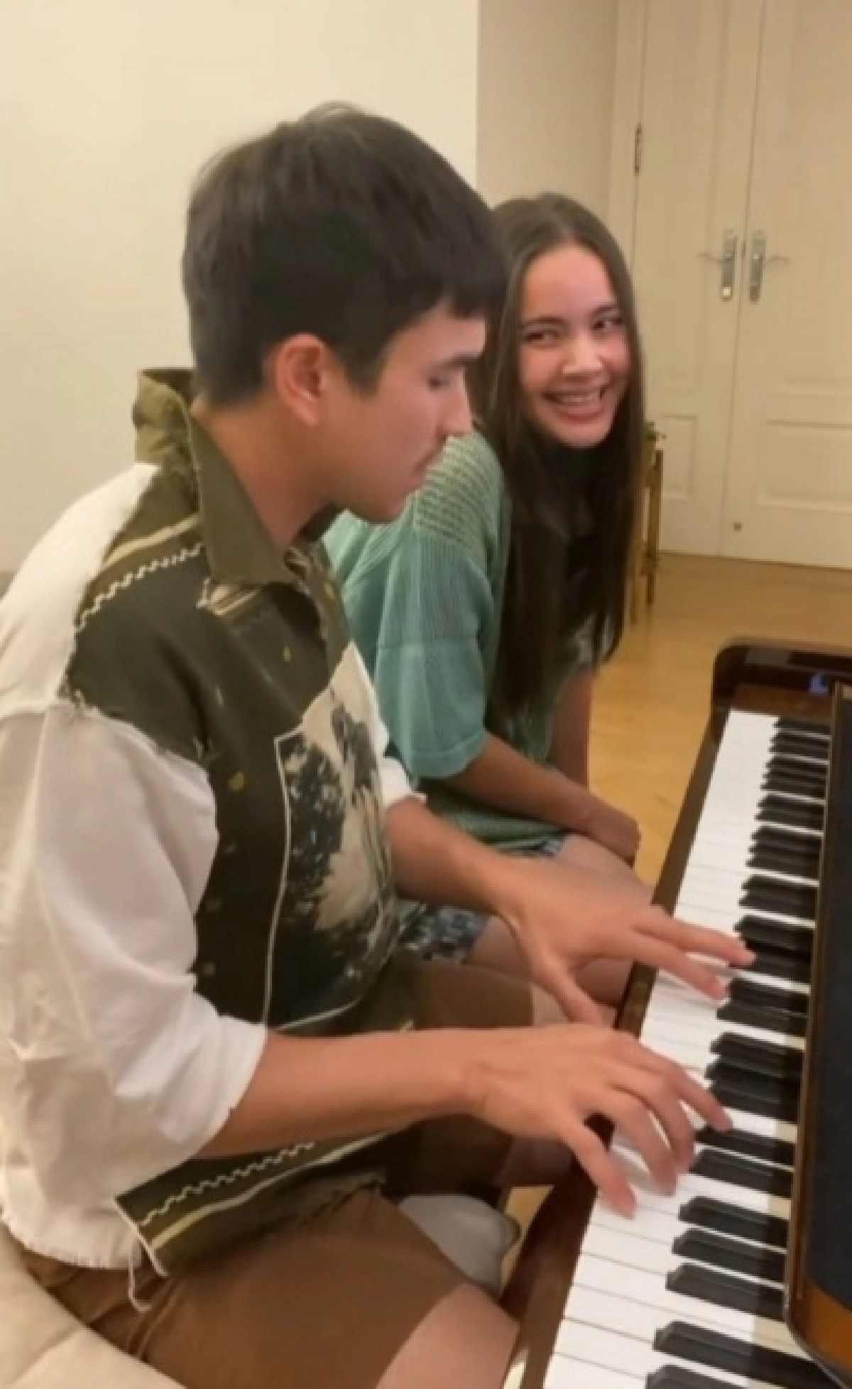  "ญาญ่า" นั่งร้องเพลงเคียงข้าง "ณเดชน์" เล่นเปียโน หวานซีรีส์เกาหลียังแพ้