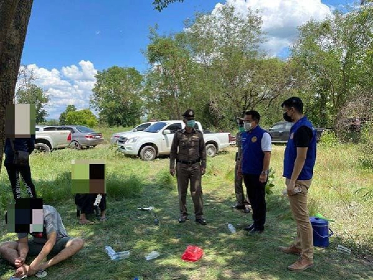 วงแตก ฝ่ายปกครอง-ตำรวจบุกจับบ่อนไก่ลักลอบเล่นกลางป่าไม่สนโควิด