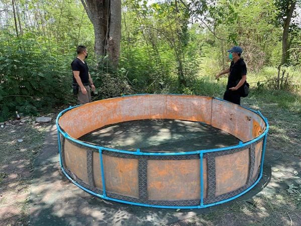 วงแตก ฝ่ายปกครอง-ตำรวจบุกจับบ่อนไก่ลักลอบเล่นกลางป่าไม่สนโควิด