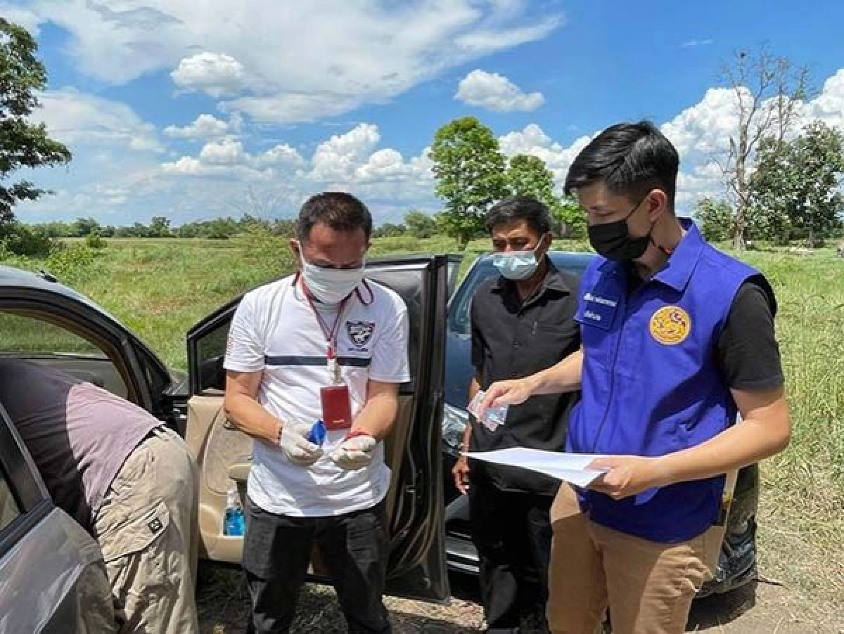 วงแตก ฝ่ายปกครอง-ตำรวจบุกจับบ่อนไก่ลักลอบเล่นกลางป่าไม่สนโควิด