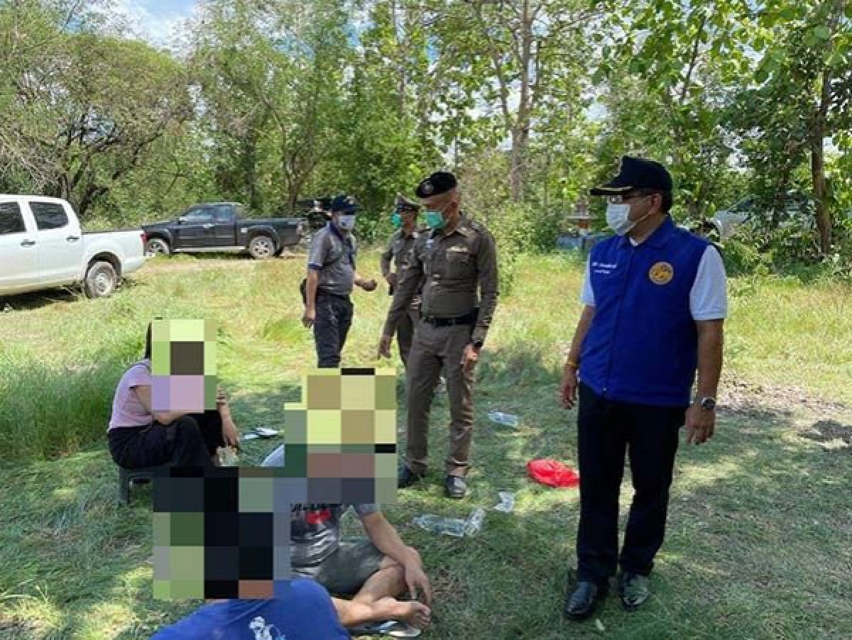 วงแตก ฝ่ายปกครอง-ตำรวจบุกจับบ่อนไก่ลักลอบเล่นกลางป่าไม่สนโควิด