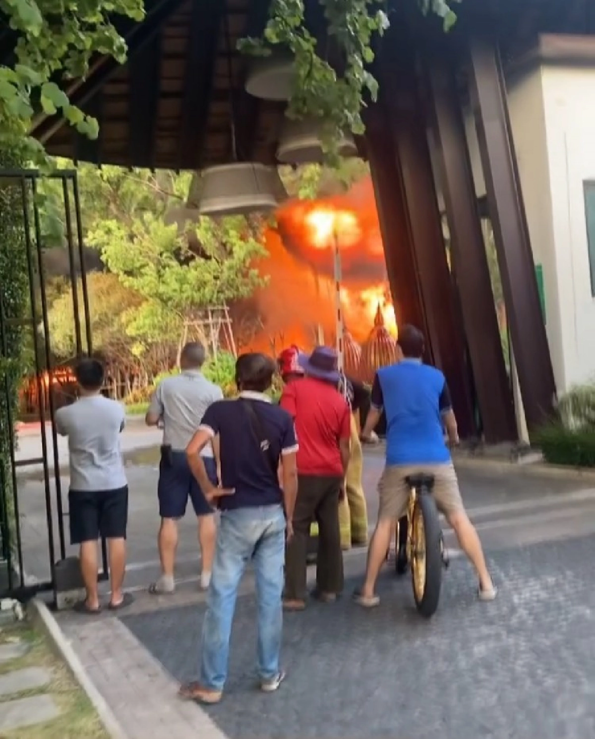 ด่วน "ออย ธนา" โพสต์ภาพนาทีระทึก ช่วยดับเพลิงไฟไหม้