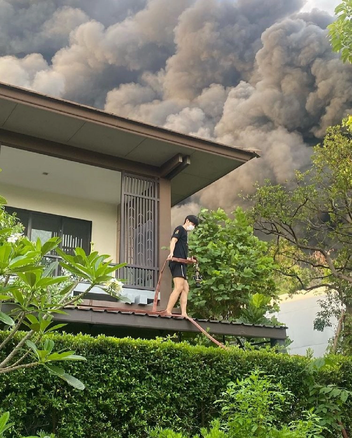 ด่วน "ออย ธนา" โพสต์ภาพนาทีระทึก ช่วยดับเพลิงไฟไหม้