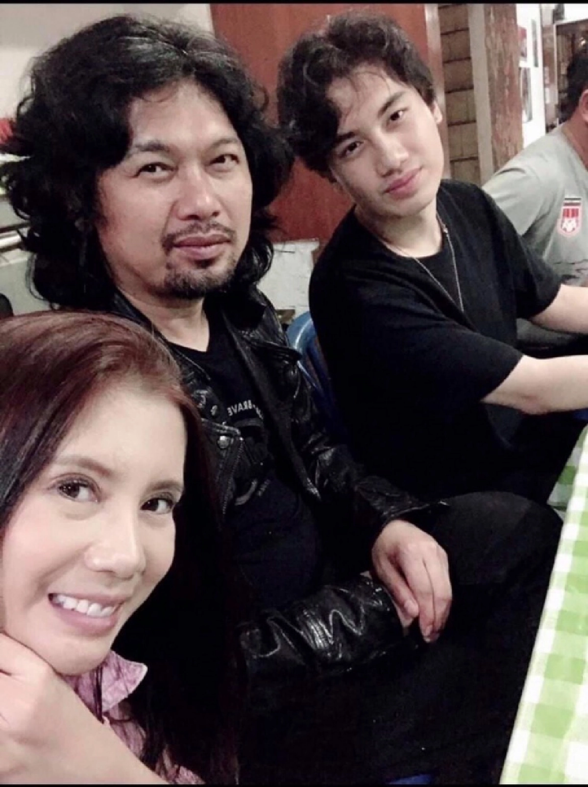 งานเข้า "กานต์ - เสก" อพยพครอบครัวชั่วคราว หลังไฟไหม้หมู่บ้านงดจ่ายไฟ 2 วัน