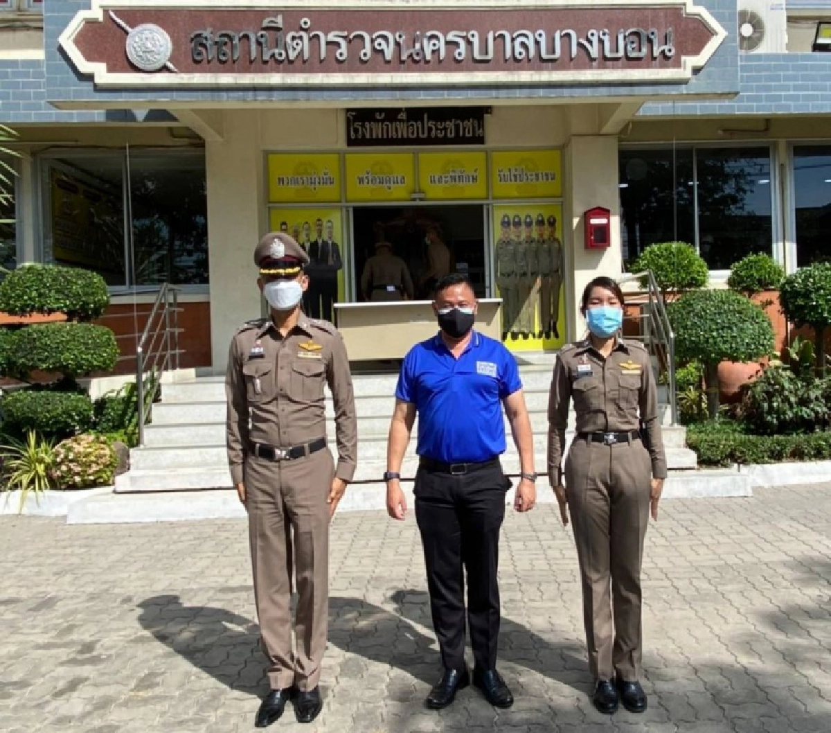 "พล.ต.อ.จักรทิพย์ฯ" ห่วงใย ตร. นครบาล มอบหมาย ดร.หิมาลัยฯ นำแมสก์ เจลแอลกอฮอล์ มอบให้กับเจ้าหน้าที่ตำรวจที่ปฏิบัติหน้าที่ เพื่อป้องกันโควิด