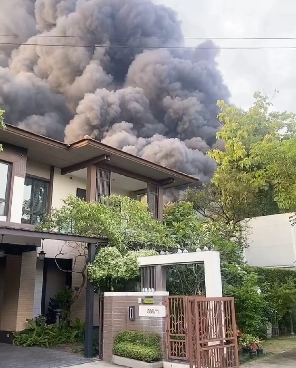 ด่วน "ออย ธนา" โพสต์ภาพนาทีระทึก ช่วยดับเพลิงไฟไหม้