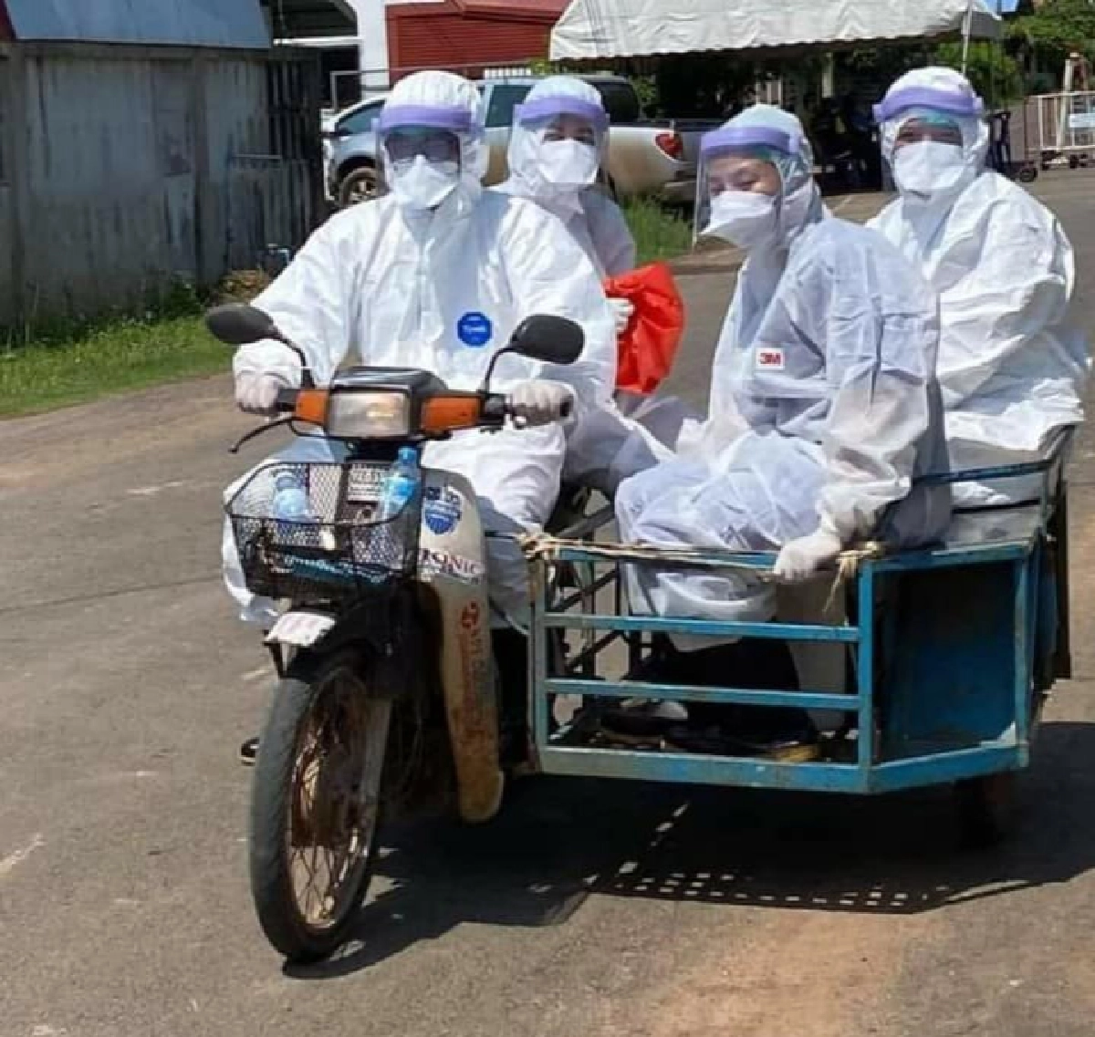 สุดยอดนักรบชุดขาว สวมชุด PPE บิดซาเล้งช่วยผู้ป่วยโควิด ลั่นเกือบเทกระจาด