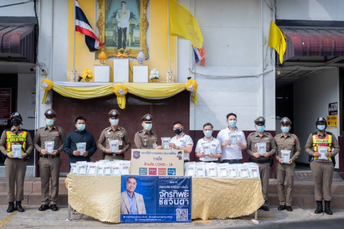 'พล.ต.อ.จักรทิพย์ฯ' ด้วยรักและห่วงใย ตร.นครบาล ส่งดร.หิมาลัยฯพร้อมทีมงาน มอบแมสก์ เจลแอลกอฮอล์ ให้ จนท. 