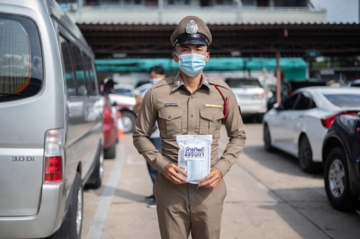 'พล.ต.อ.จักรทิพย์ฯ' ด้วยรักและห่วงใย ตร.นครบาล ส่งดร.หิมาลัยฯพร้อมทีมงาน มอบแมสก์ เจลแอลกอฮอล์ ให้ จนท. 