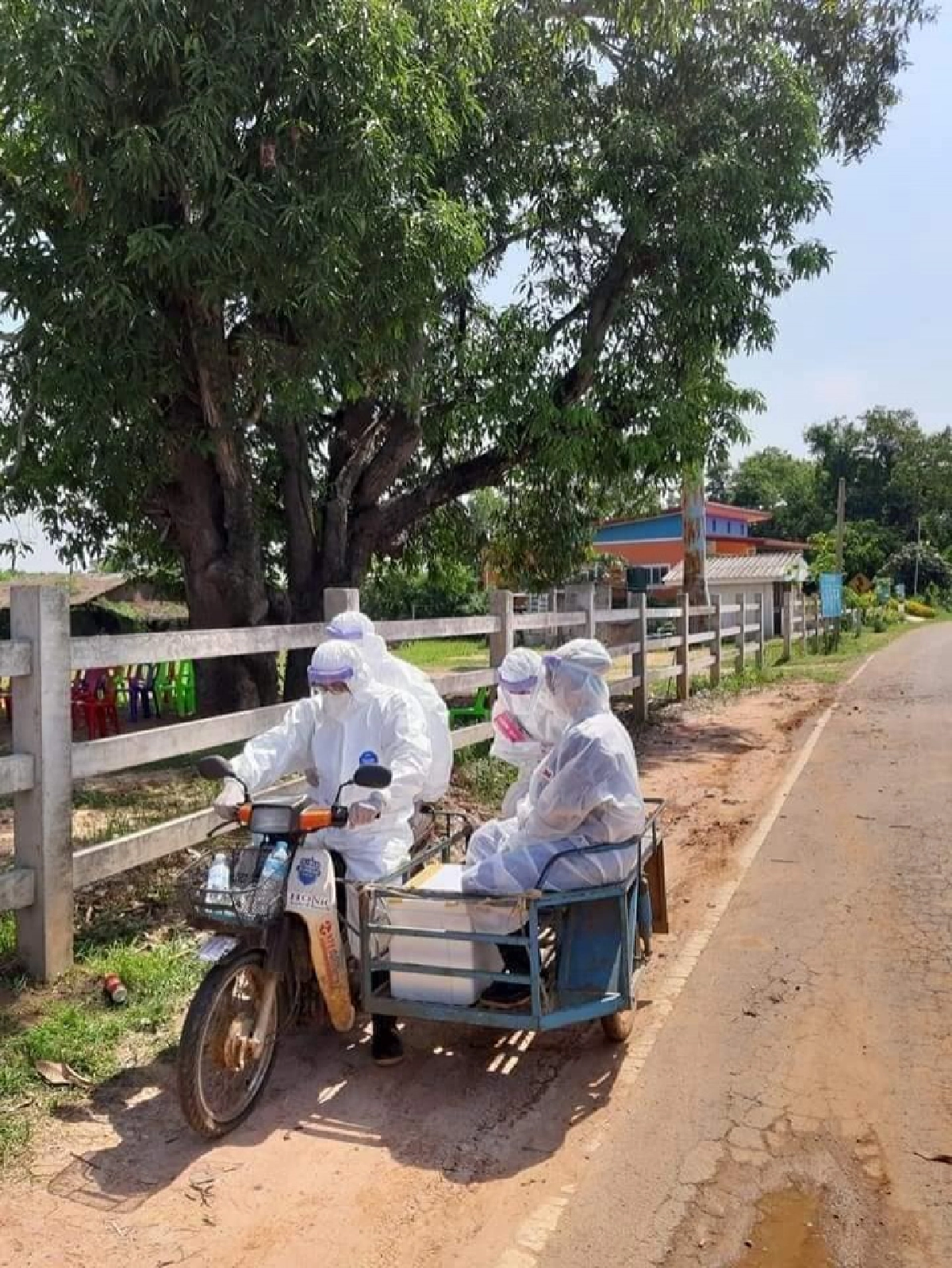 สุดยอดนักรบชุดขาว สวมชุด PPE บิดซาเล้งช่วยผู้ป่วยโควิด ลั่นเกือบเทกระจาด