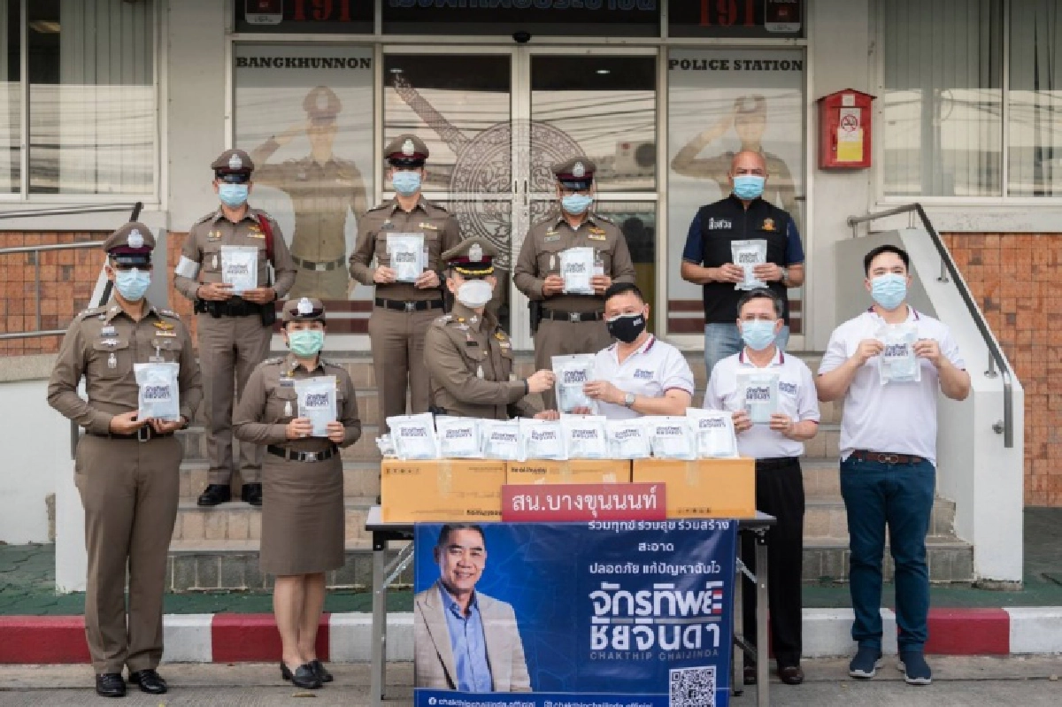 'พล.ต.อ.จักรทิพย์ฯ' ด้วยรักและห่วงใย ตร.นครบาล ส่งดร.หิมาลัยฯพร้อมทีมงาน มอบแมสก์ เจลแอลกอฮอล์ ให้ จนท. 