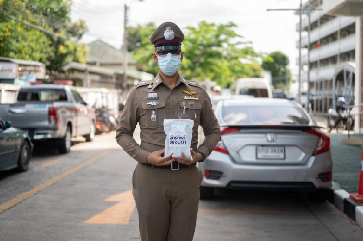 'พล.ต.อ.จักรทิพย์ฯ' ด้วยรักและห่วงใย ตร.นครบาล ส่งดร.หิมาลัยฯพร้อมทีมงาน มอบแมสก์ เจลแอลกอฮอล์ ให้ จนท. 